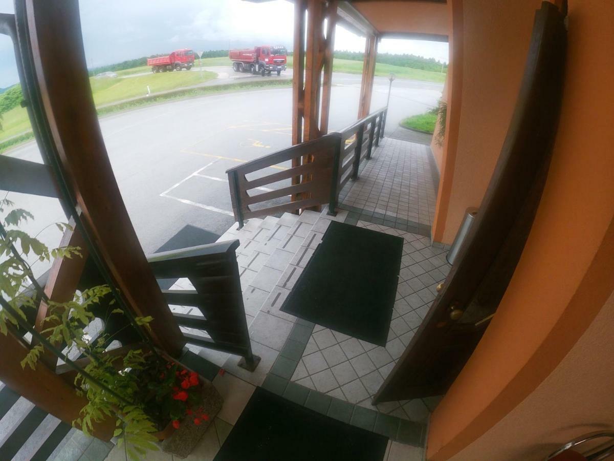 Hotel Gostisce Pri Slavcu Sentjernej Exterior foto